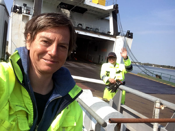 Schon erwartet: Bärbel Reichelt, Leiterin der Deutschen Seemannsmission in Lübeck, besucht einen philippinischen Seemann. Foto: DSM HL