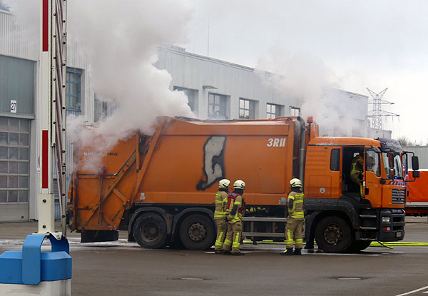 Der vom Weihnachtsmarkt abgeholte Müll war im Fahrzeug in Brand geraten. Fotos: STE