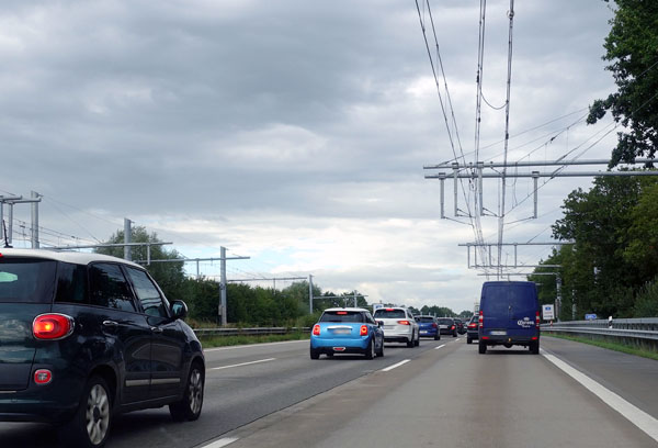 Die Landesregierung beurteilt den Versuch der Oberleitungs-Autobahn als sehr gelungen.