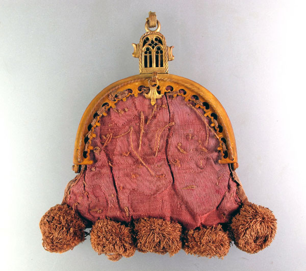 Ein Täschchen aus Seidendamast mit Stickereien und fünf Pompons verziert. Foto: Bereich für Archäologie und Denkmalpflege der Hansestadt Lübeck