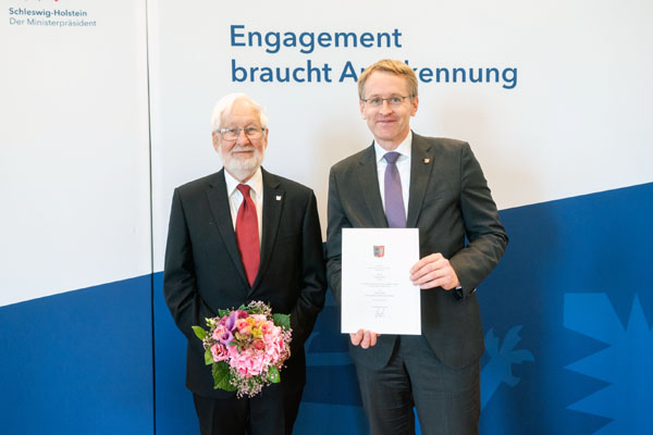 Ministerpräsident Daniel Günther (rechts) dankte Günter Ehm für sein umfangreiches Engagement. Foto: Frank Peter