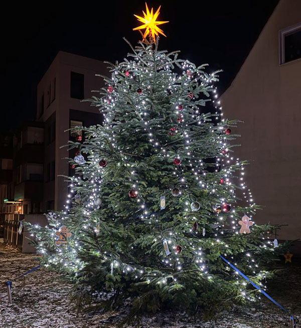 Am Samstag wird am Weihnachtsbaum mit Liedern auf die Adventszeit eingestimmt. Foto: Sabine Trilke