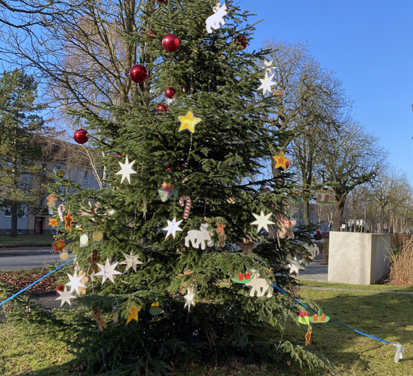 Auch in diesem Jahr wurde mit viel Engagement ein Weihnachtsbaum an der Benzstraße aufgestellt. Foto: Sabine Trilke