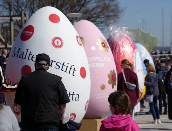Die 14 großen Oster-Eier bahnten sich ihren Weg durch die vielen Spaziergänger in Travemünde. Fotos: JW, Karl Erhard Vögele