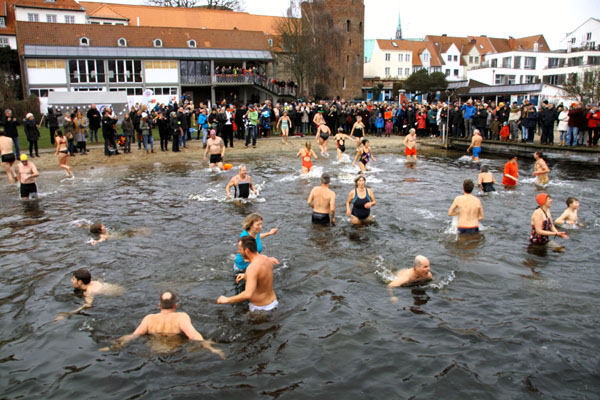Wie viele Lübecker trauen sich am Sonntag in den kühlen Krähenteich? Foto: VG/Archiv