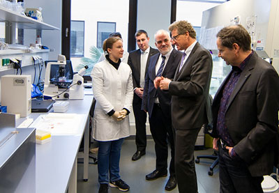 Professor Charli Kruse und sein Team zeigten Minister Bernd Buchholz den Stand der Forschung. Foto: Fraunhofer EMB