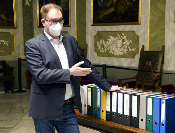 Bürgermeister Jan Lindenau nahm die über 13610 Unterschriften entgegen. Fotos: VG