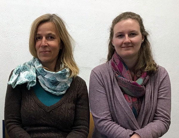 Die Lehrerinnen Judith Lehmann und Pia Kohn betreuen das Projekt an der Ernestinenschule. Foto: KMK