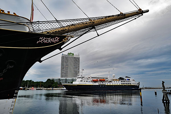 Das nur 112 Meter lange exklusive Kreuzfahrtschiff kann am Burgtorkai nahe der Innenstadt anlegen. Fotos: Karl Erhard Vögele