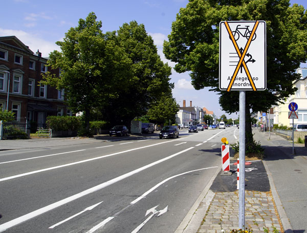 Radfahrer, die nach links oder rechts abbiegen möchten, werden vor der Kreuzung auf den Gehweg geleitet. Dort darf nur Schrittgeschwindigkeit gefahren werden. Fotos: VG