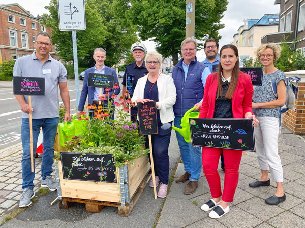 Zehn lokale Unternehmen unterstützen den Verkehrsversuch mit der Pflege der Blumenkästen. Foto: Lübeck Management/B. Modrow