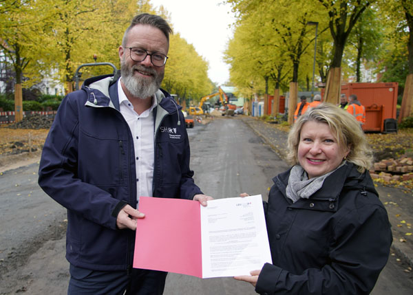 Verkehrsminister Claus Ruhe Madsen überreichte Bausenatorin Joanna Hagen den Förderbescheid. Fotos: VG