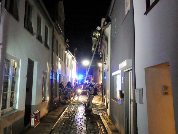 In der Düsteren Querstraße kam es in der Nacht zu einem Großeinsatz. Fotos: STE (3), JW (1)