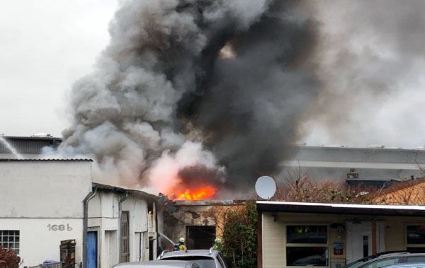 In der Mecklenburger Straße brannte eine Werkstatt mit angrenzendem Wohnhaus. Fotos: STE