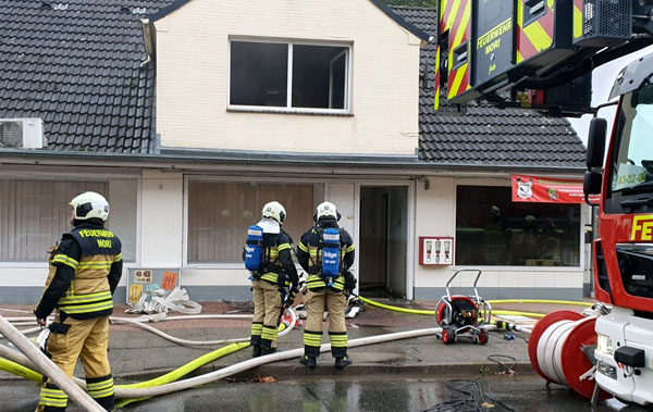 In Stockelsdorf kam es am Freitag zu einem Brand in einem Wohn- und Geschäftshaus. Fotos: PG