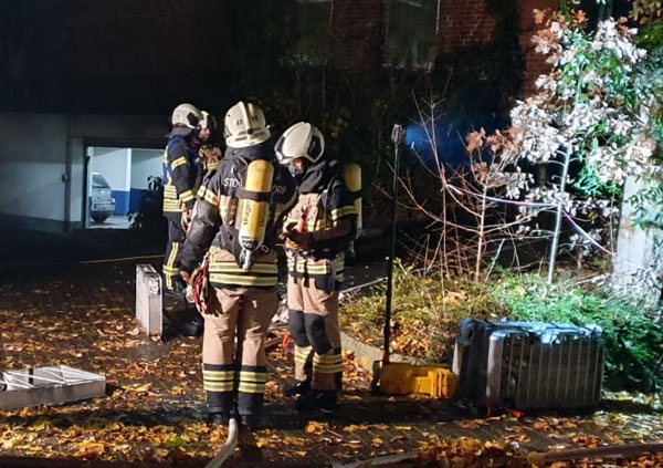 In einer Flüchtlingsunterkunft in der Ahrensböker Straße in Stockelsdorf kam es am Samstagabend zu einem Kellerbrand. Foto: PG