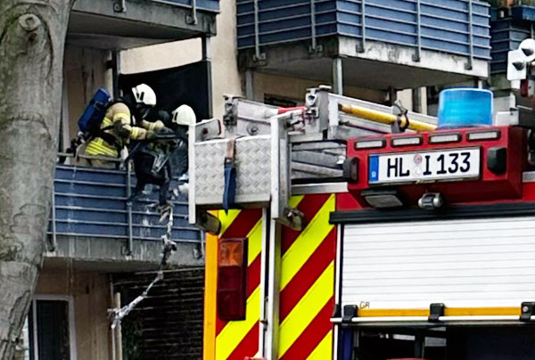 Die Feuerwehr löschte die brennenden Plastikmöbel auf dem Balkon. Fotos: STE, Paasch