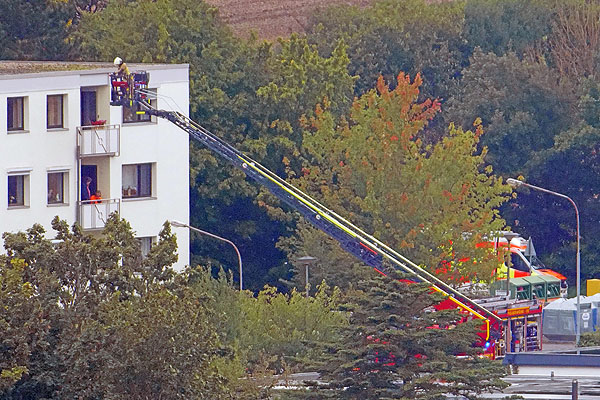 Die Feuerwehr bereitete sich auf eine Rettung der Anwohner von den Balkonen vor. Fotos: Karl Erhard Vögele