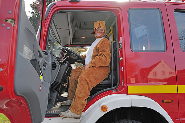 Die Osterhäsin war Montag in einem besonderen Einsatz: Kinder für die Mitarbeit bei der Feuerwehr zu begeistern. Fotos: Karl Erhard Vögele