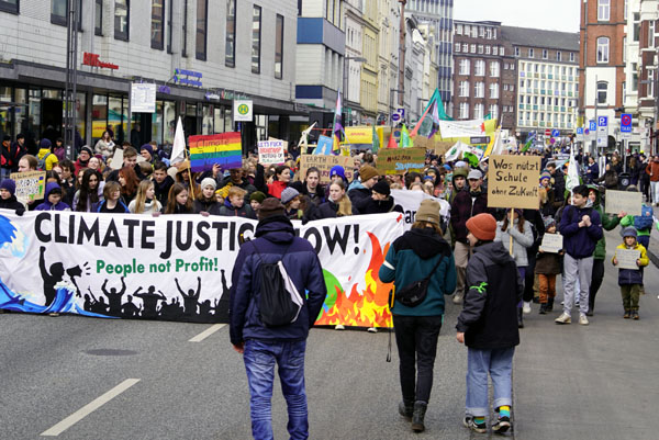 Nach ersten Angaben der Polizei beteiligten sich in Lübeck rund 500 Personen am Klimastreik. Fotos: VG