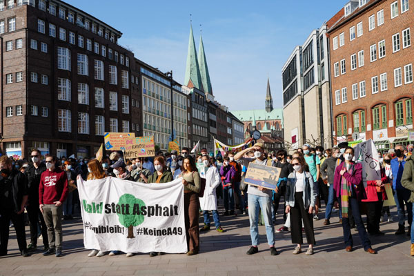 Rund 500 Lübecker, überwiegend Schüler, beteiligten sich am Freitagnachmittag in Lübeck an dem weltweiten Klimastreik. Fotos: JW