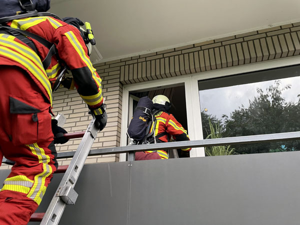 Die Feuerwehr konnte über den Balkon die Wohnung erreichen. Fotos: DS