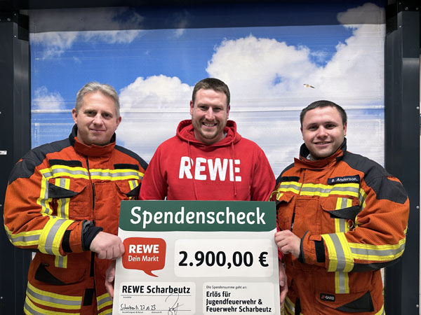Ortswehrführer Sebastian Levgrün (links) und der Jugendwart Bo Anderson (rechts) bekamen den Scheck vom stellvertretenden Marktleiter Alexander Brüning überreicht. Foto: DS