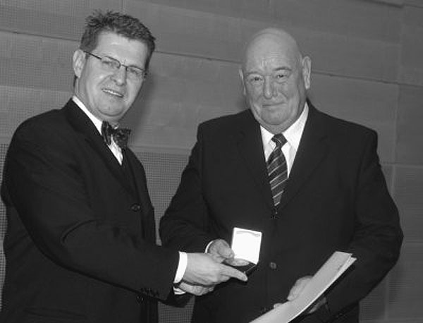 Im Jahr 2005 überreichte der damalige Innenminister Ralf Stegner die die Freiherr-von-Stein-Gedenkmedaille an Peter Fick. Foto: Archiv