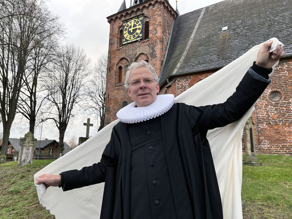 In der Fischerkirche in Lübeck-Schlutup werden von Pastor Kai Schäfer wärmende Decken an Besuchende ausgegeben. Fotos: KKLL-bm
