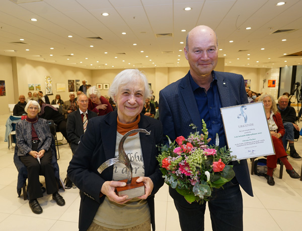 Axel Jahn überreichte die Loki Schmidt Silberpflanze an die Lübeckerin Christa Fischer. Fotos, O-Ton: JW
