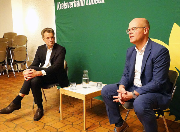 Bürgermeisterkandidat Dr. Axel Flasbarth und Umweltminister Tobias Goldschmidt hatten die Lübecker zur Diskussion über Energie- und Wärmewende eingeladen. Fotos, O-Ton: Harald Denckmann