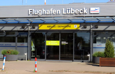 Am Montag starten wieder Linienflüge ab Lübeck. Umweltschützer haben mehrere Kundgebungen angemeldet.
