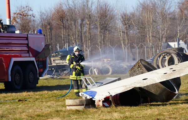 Rund 40 Einsatzkräfte übten am Samstag einen großen Unfall am Flughafen Lübeck. Fotos: JW