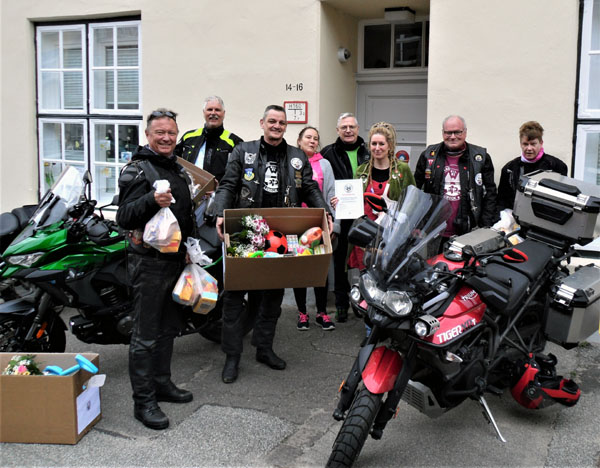 Die Motorrad Initiative Lübeck e.V. hat zu Ostern eine große Spende an das Frauenhaus übergeben. Fotos: MIL e.V.