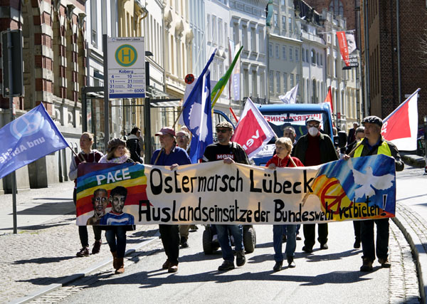 In diesem Jahr beteiligten sich rund 200 Lübecker am Ostermarsch der Friedensbewegung. Fotos: JW