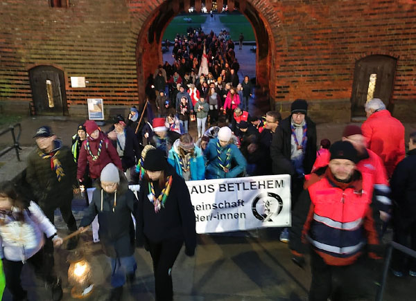 Rund 200 Lübecker begleiteten das Friedenslicht durch die Innenstadt. Fotos: STE