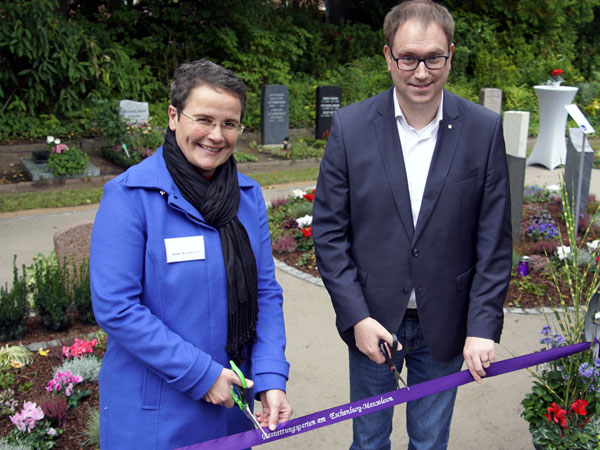 Katrin Baumann, Geschäftsführerin der Friedhofsgärtner Lübeck eG, und Bürgermeister Jan Lindenau, eröffneten am Dienstag den Bestattungsgarten. Fotos: VG