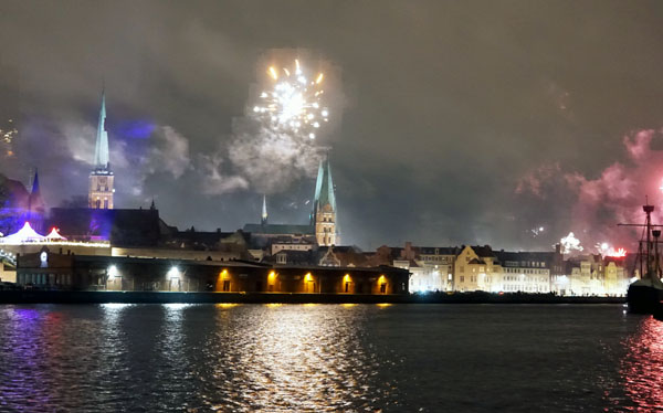 Silvester kann man das Feuerwerk ohne zu frieren verfolgen, falls es eines gibt. Foto: JW, Grafik: Harald Denckmann