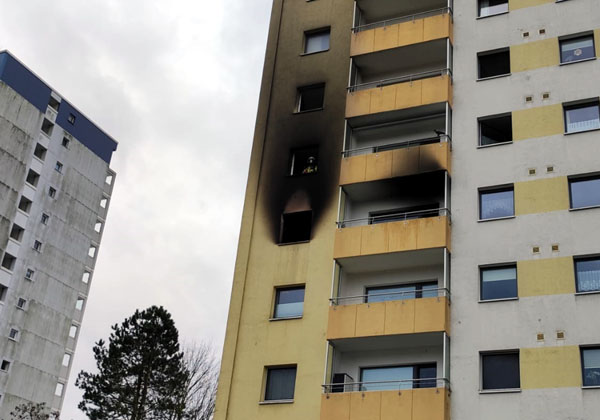 Das Feuer brach in einer Wohnung im vierten Obergeschoss aus. Fotos: STE