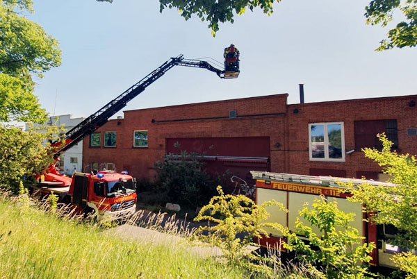 Die Feuerwehr entdeckte auf dem Dach einen Grill, der sich vermutlich durch den Wind wieder entzündet hatte. Fotos: Oliver Klink