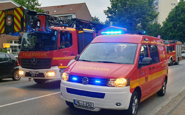 Am Sonntagabend kam es zu einem Feuerwehreinsatz in der Ziegelstraße. Ursache war ein stark qualmender Grill. Fotos: Oliver Klink