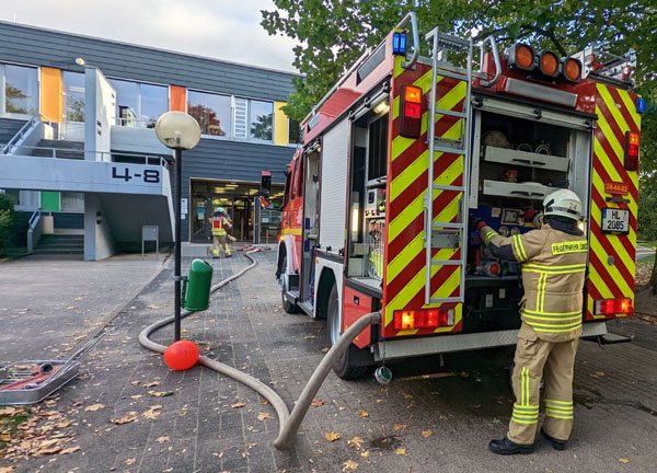 Am Samstag übte die Feuerwehr in der Paul-Gerhardt-Schule den Ernstfall. Fotos: Helge Normann