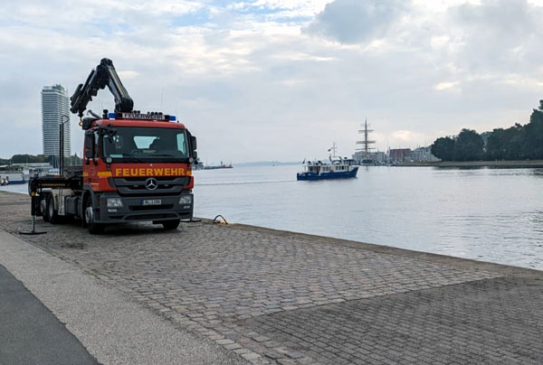 Die Feuerwehr setzte am Ostpreußenkai das Mehrzweckboot zu Wasser. Auf der Trave schwimmendes Öl wurde aber nicht gefunden. Foto: Helge Normann