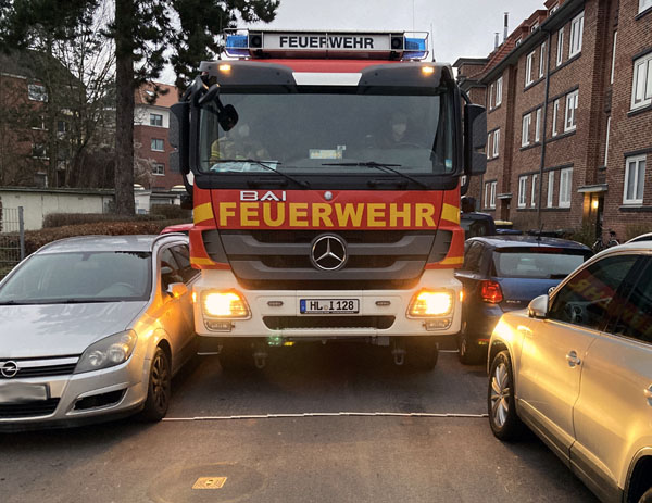 Für die Feuerwehr sind die Einsatzstellen nicht zu erreichen. Ist die Restbreite zu gering, können auch die seitlichen Klappen nicht mehr geöffnet werden. Fotos: Hansestadt Lübeck