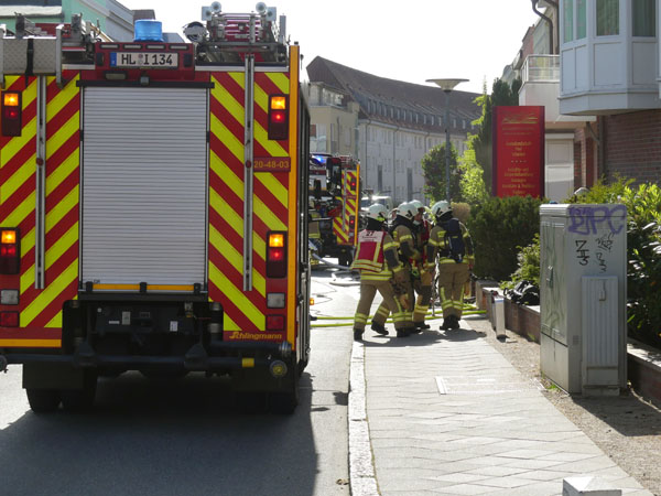 Die Feuerwehr konnte den Brand zügig löschen, Probleme bereitete aber der Rauch, der sich im Gebäude verteilt hatte. Fotos: STE
