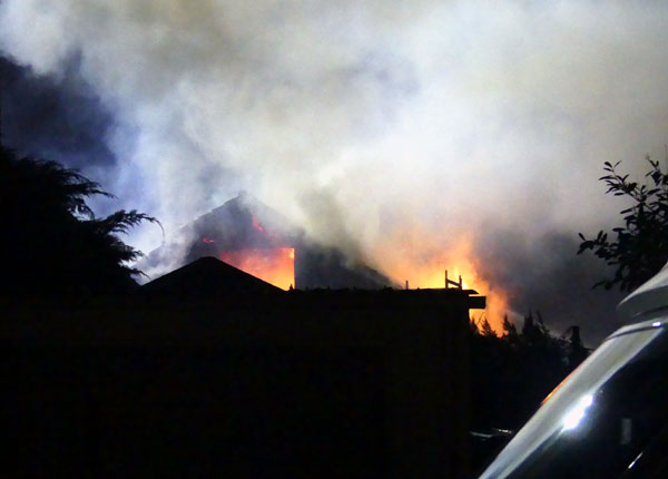 In Bad Schwartau kam es in der Nacht zu Samstag zu einem großen Dachstuhlbrand. Fotos: STE