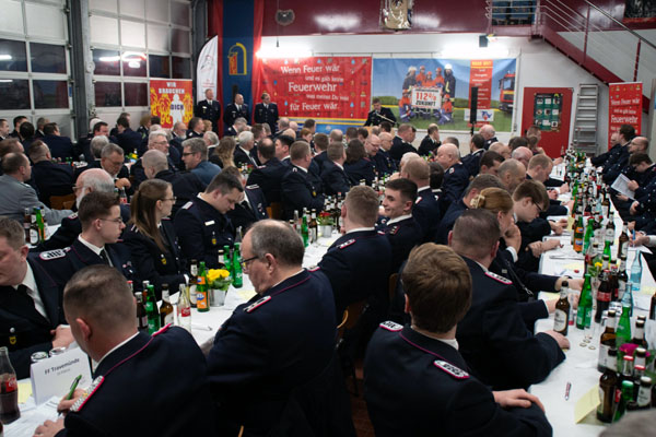 100 Delegierte und Gäste kamen im Gerätehaus der FF Schönböcken zur Jahreshauptversammlung zusammen. Fotos: Stadtfeuerwehrverband