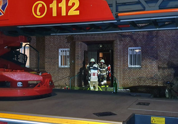 Die Feuerwehr rettete vier Kinder über Leitern aus dem Gebäude. Foto, Video: Oliver Klink
