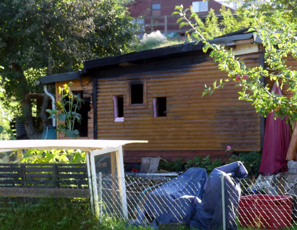 Die große Gartenhütte wurde stark beschädigt. Fotos: STE