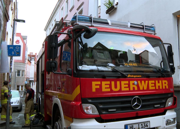 Bei dem tödlichen Wohnungsbrand in der Clemensstraße kam es zu erheblichen Problemen mit betrunkenen Passanten.